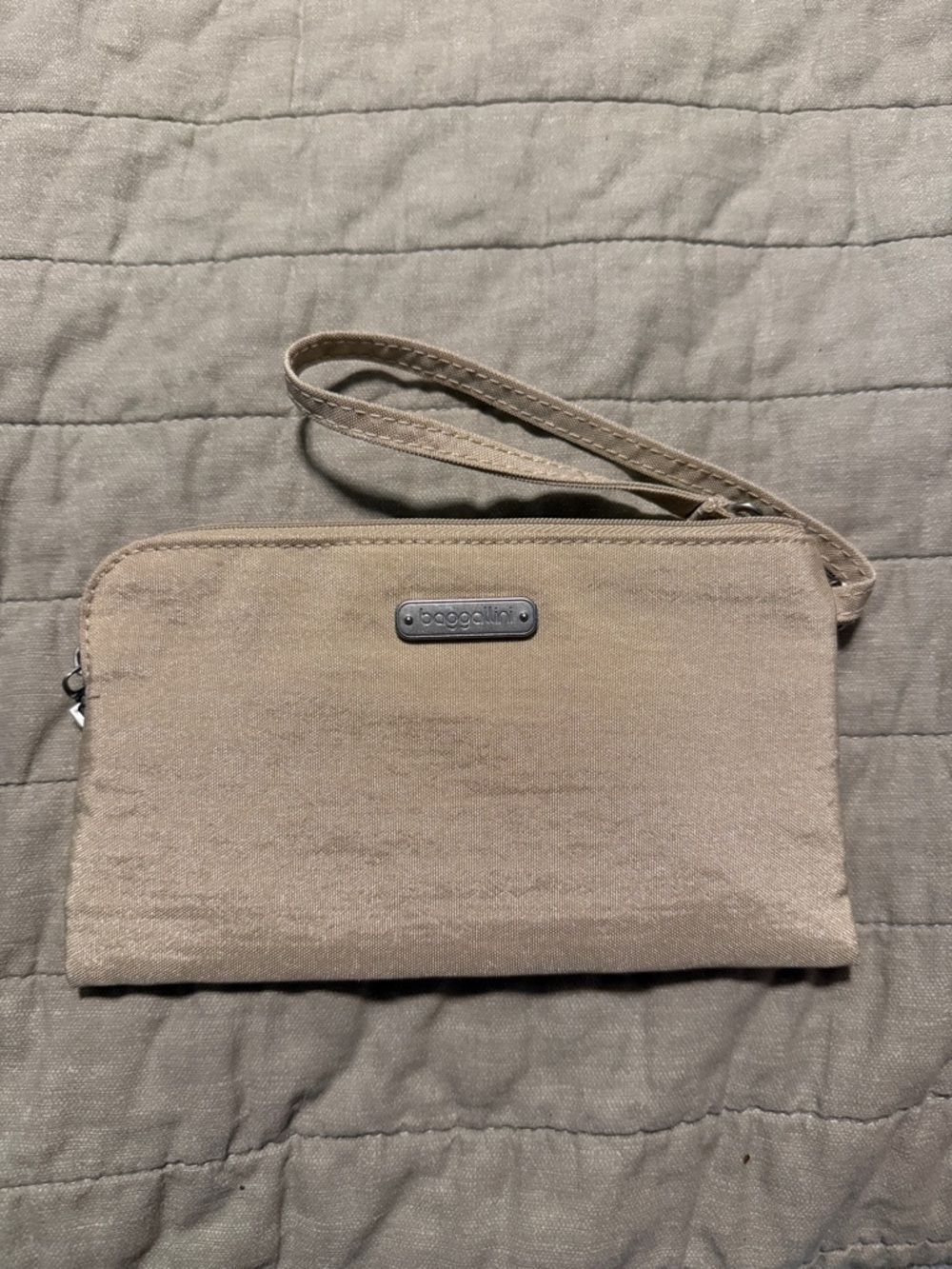 Baggallini Beige/Gold Wristlet RFID